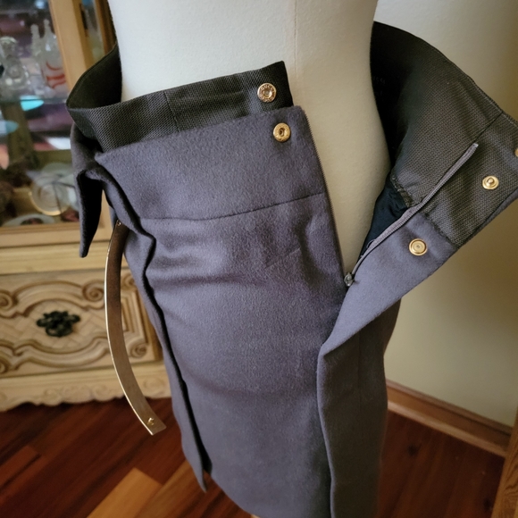 🔥SOLD🔥GUCCI | FALL 2010 RUNWAY GREY MINI SKIRT GOLD BAND - Picture 9 of 14